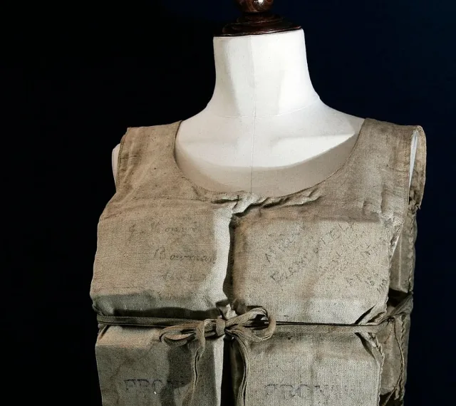 Продадоха за близо милион долара спасителна жилетка от "Титаник"