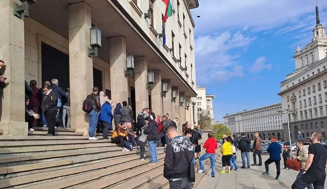 Опашка се изви пред БНБ за новата безценна сребърна монета