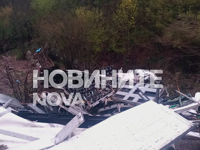 ТИР падна в пропаст - затвориха Прохода на Републиката