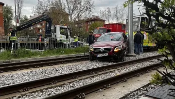 Две коли се приземили върху трамвайни релси
