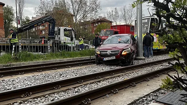 Две коли се приземили върху трамвайни релси