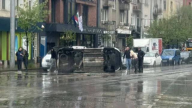 Кола удари линейка и избяга