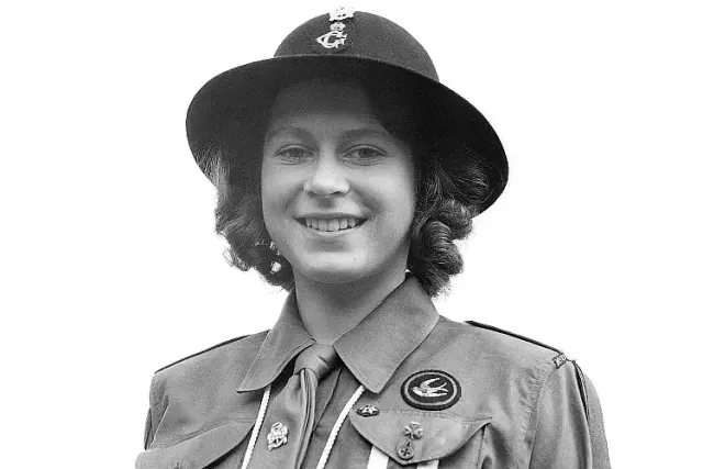 12 снимки на Кралица Елизабет като тийнейджърка