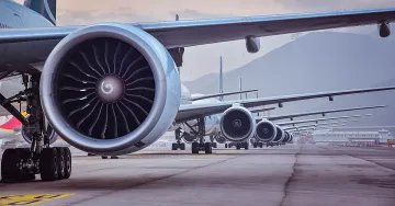 Скокът на горивата удря авиацията. Кой оцелява и кой губи в новата реалност?