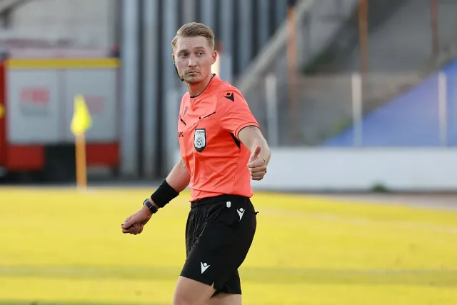 Съдийска изненада за вечното дерби. Повериха мача на млад съдия