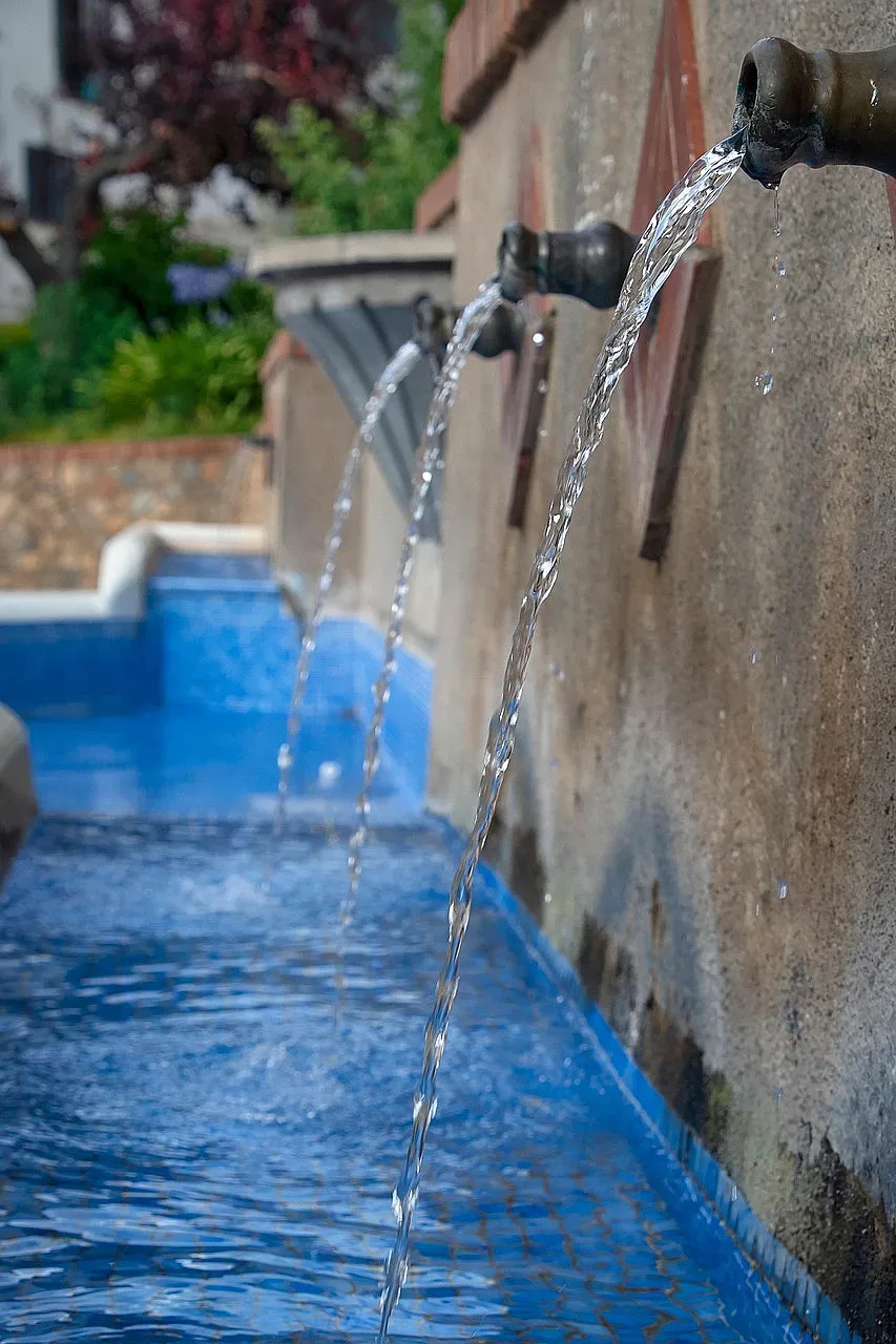 Пият вода с фекалии, пътуват 10 км, за да си купят минерална