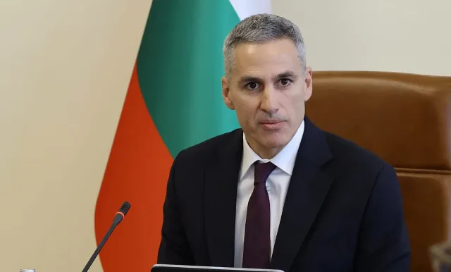 Гюров прави промени в Министерския съвет в последната минута
