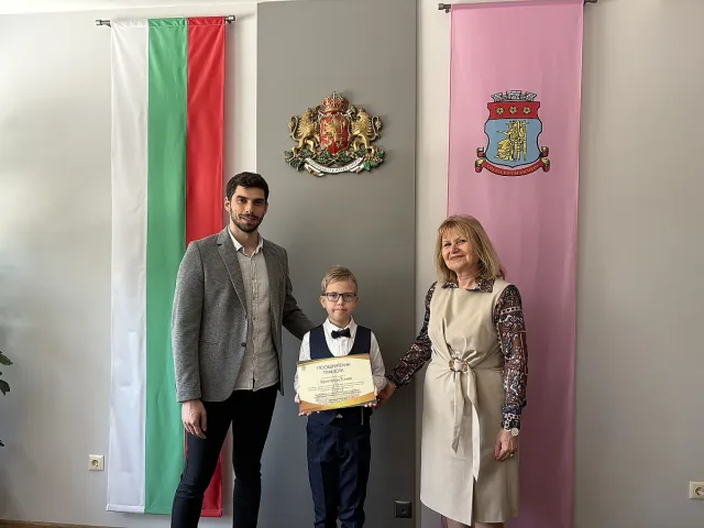 Наградиха победителите в конкурса за идейни проекти за визията на новото кръгово кръстовище в Казанлък