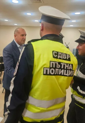 Паркира накриво, плати право: Радев с бърз урок по законност