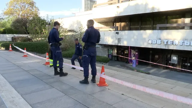 Битка за живота на момчето, което падна от терасата на НДК