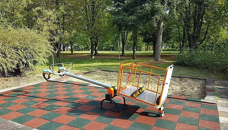 За Деня на детето поставят люлка за специалните деца в Розариума