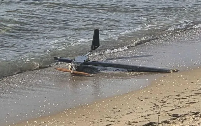 Дронове на плажа. Военните накрак