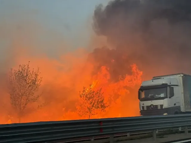 Адски пламъци на "Тракия". Летят пожарни и линейки