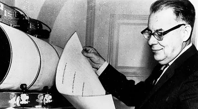 Владеел седем езика, нудист и писател: Кой е Чарлз Рихтер