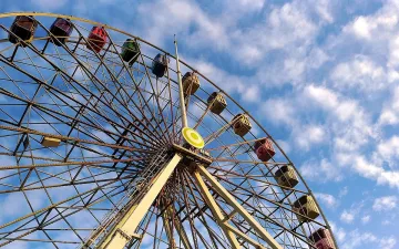 Слънцето ни съблича, вятърът вдига полите. По Черноморието става за мохито