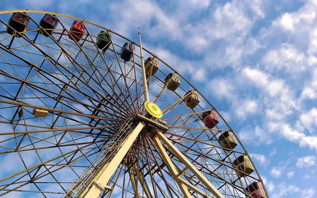 Слънцето ни съблича, вятърът вдига полите. По Черноморието става за мохито