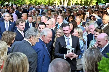 На градинско парти Чарлз призна: пак ще почне да плете, днес с реч пред Конгреса