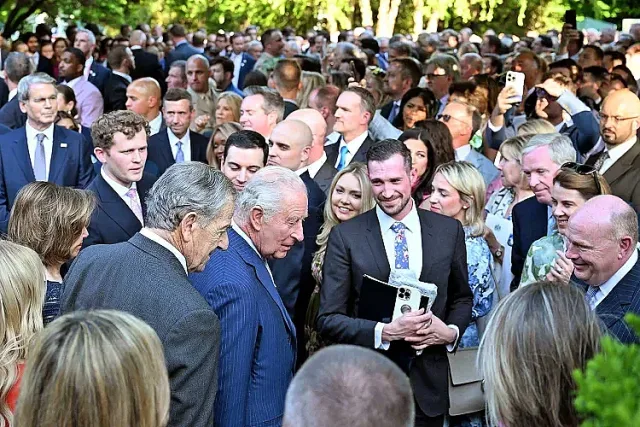 На градинско парти Чарлз призна: пак ще почне да плете, днес с реч пред Конгреса