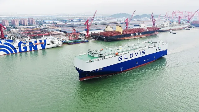 Нов плаващ красавец на Китай превозва 10 000 автомобила