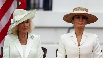 Изцяло в бяло! Мелания и Камила събраха погледите (СНИМКИ)