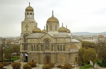 Преобразяват катедралата във Варна, хората ликуват