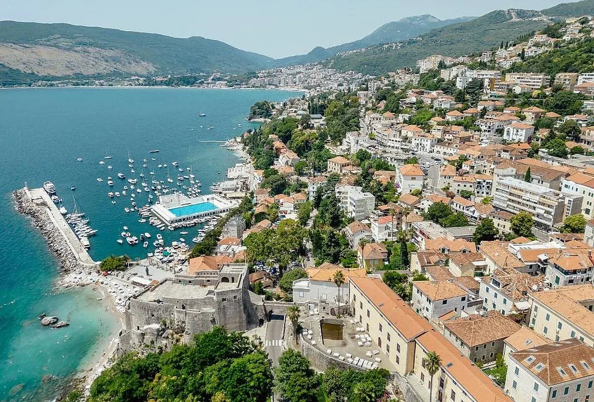 Уникален морски град сложи стълби вместо улици