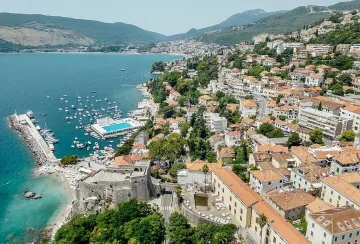 Уникален морски град сложи стълби вместо улици