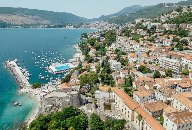 Уникален морски град сложи стълби вместо улици