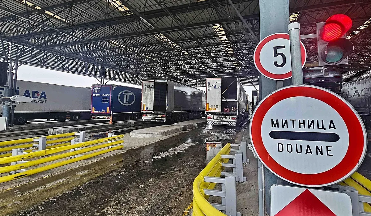 Километрични опашки към Турция. Трафикът излиза извън контрол