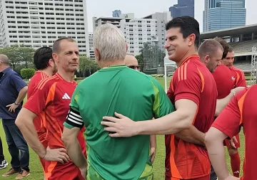 Стоичков и Гонзо в звезден сблъсък - футболен спектакъл пред ФИФА