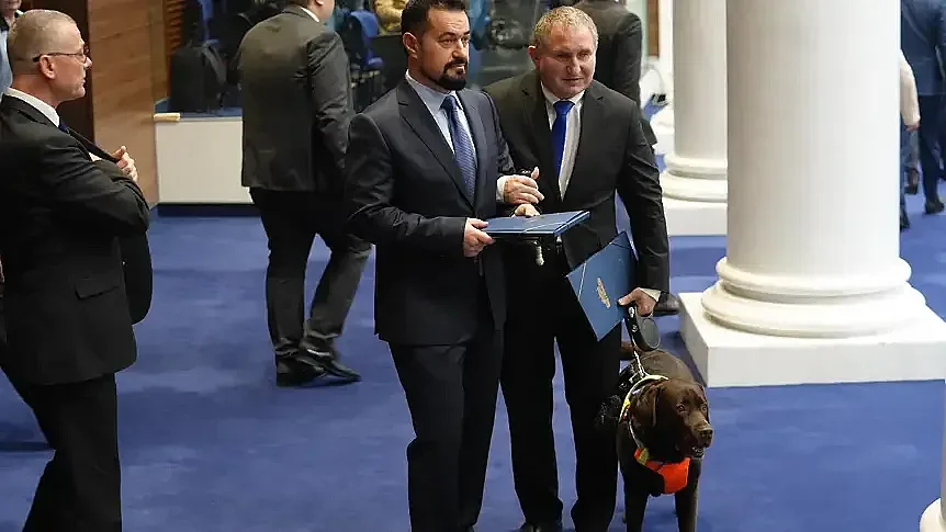 За първи път! Куче-водач в парламента