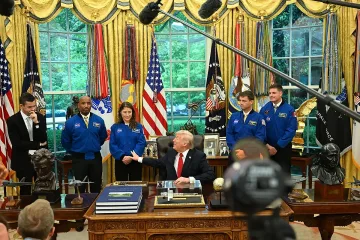 Тръмп става астронавт, в изключителна форма е