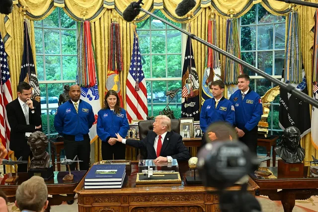 Тръмп става астронавт, в изключителна форма е