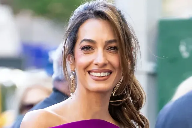 Сензация в Ню Йорк! Амал се появи с 596 диаманта и крака до небето