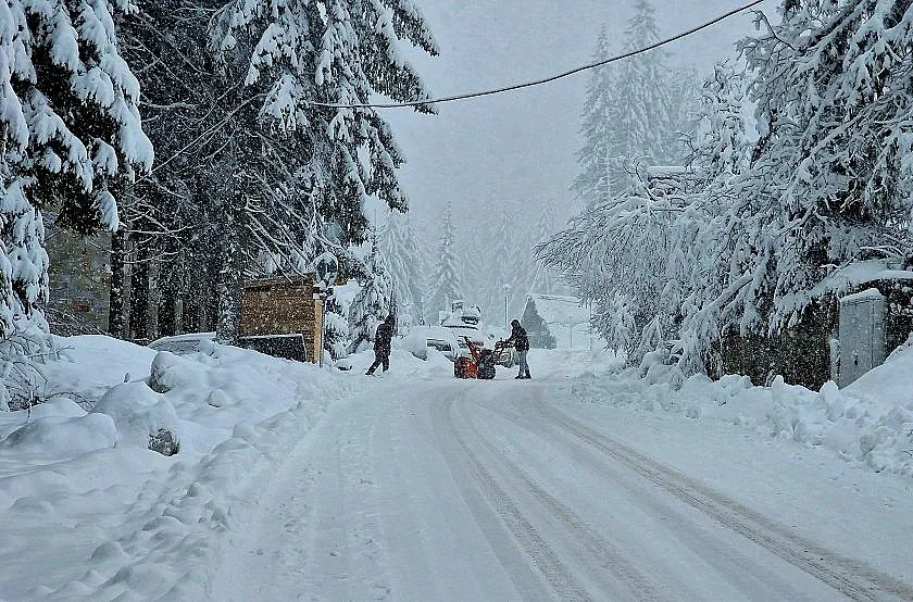 Не е шега! Януарски сняг трупа в курортите