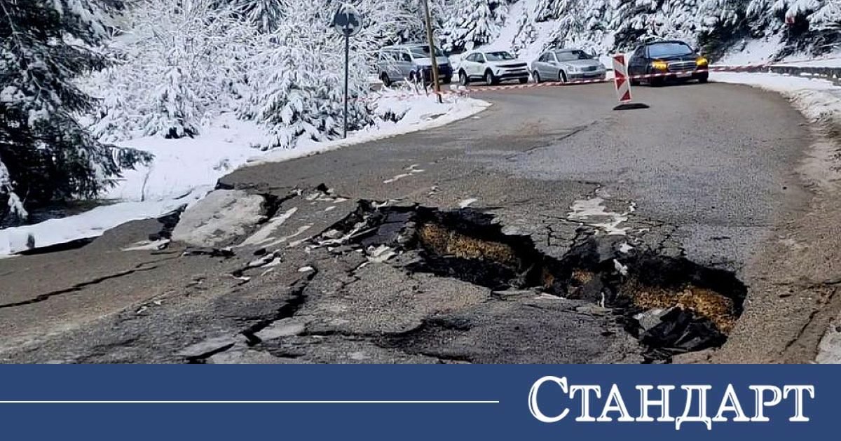 Свлачище погълна важен път