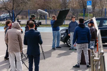 „Обичаш го, застраховай го”: Младите таланти от НАТФИЗ превръщат застраховането в изкуство в партньорство с ДЗИ