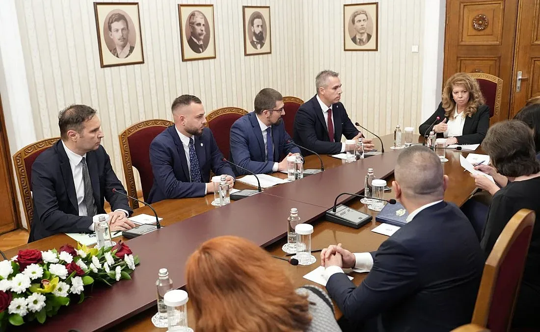 „Възраждане“ с остро предупреждение при Йотова