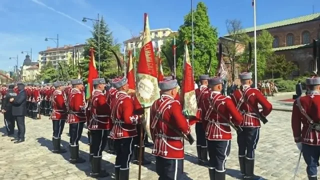 Йотова поздрави гвардейците, осветиха знамената (ВИДЕО)