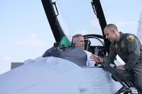 Гюров се качи на F-16, но катастрофира в социалните мрежи