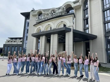 Уроци по етикет на претендентките за „Царица Роза 2026“