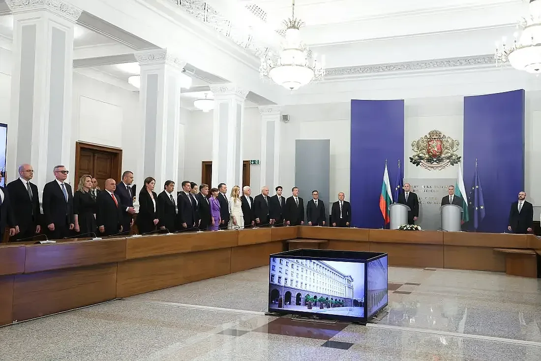 Гюров предаде властта на Радев. Финален призив