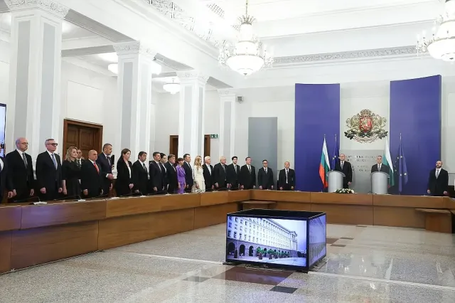 Гюров предаде властта на Радев. Последен призив