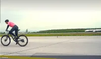Шефът на летището направи нещо невероятно. Колело срещу самолет (ВИДЕО)