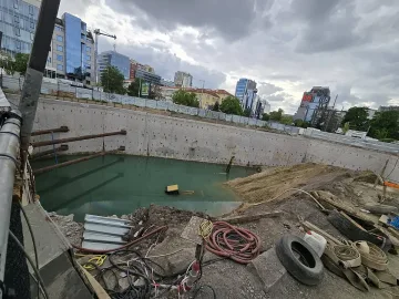 Багер се удави в метрото