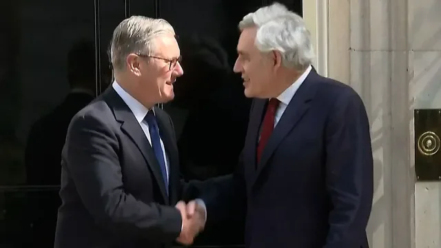 Стармър вади бивш премиер като кризисен спасител