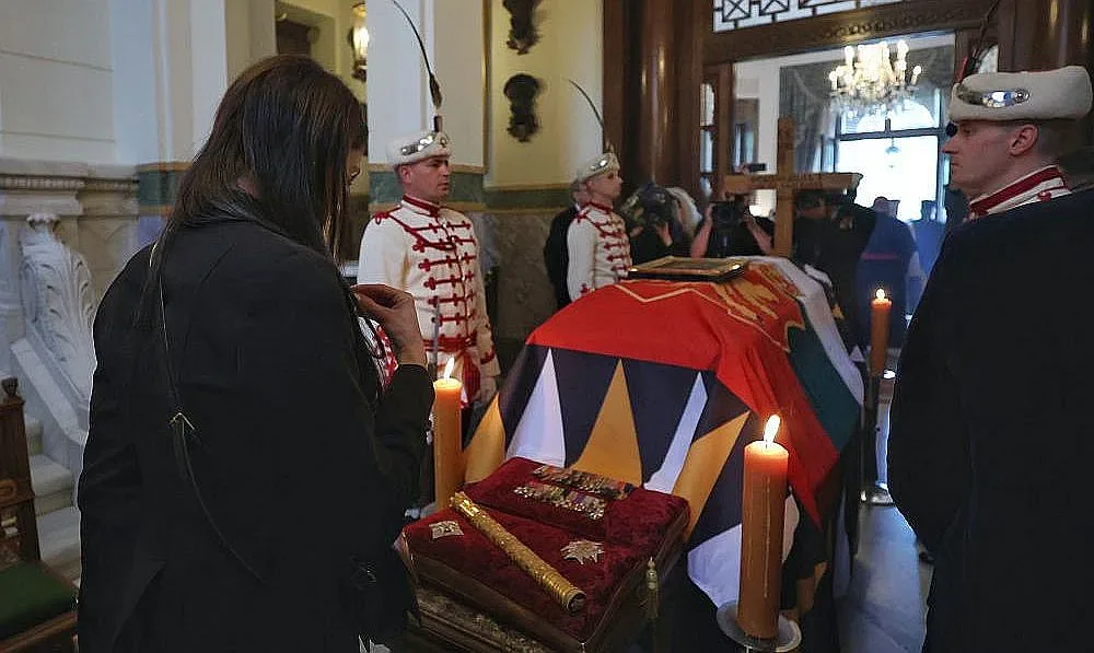 Погребват Фердинанд в криптата на двореца „Врана“