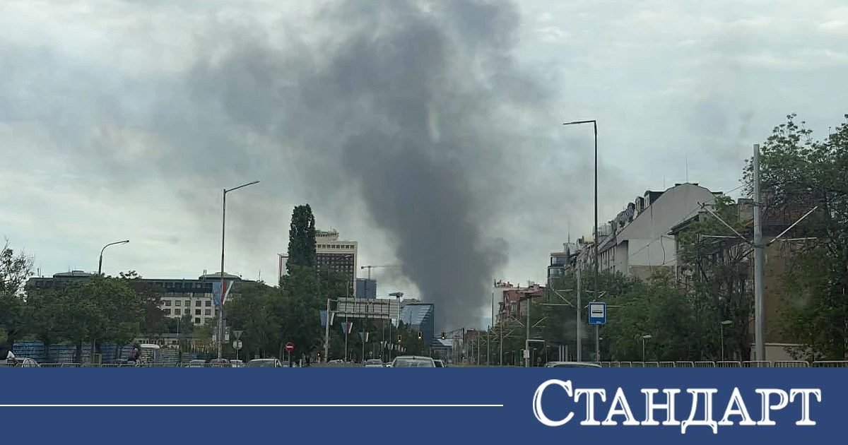 Черни облаци в небето. Летят пожарни и линейки