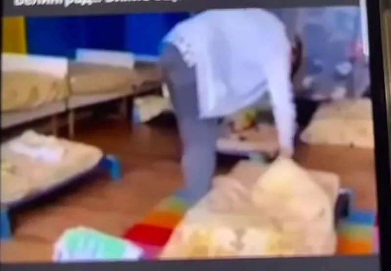 Смразяващо! Възпитателка налетя на деца в детска градина