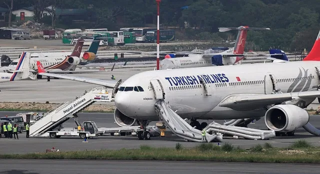 Самолет с 277 пътници се запали на летището в Катманду